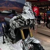 Im Jahr 2022 feierte Ducati sein Debüt in der Welt der Maxi-Enduros mit der Einführung der DesertX, die über ein 21-Zoll-Vorderrad verfügt. Jetzt präsentiert Ducati auf der EICMA 2025 eine Vorschau auf die neue DesertX.